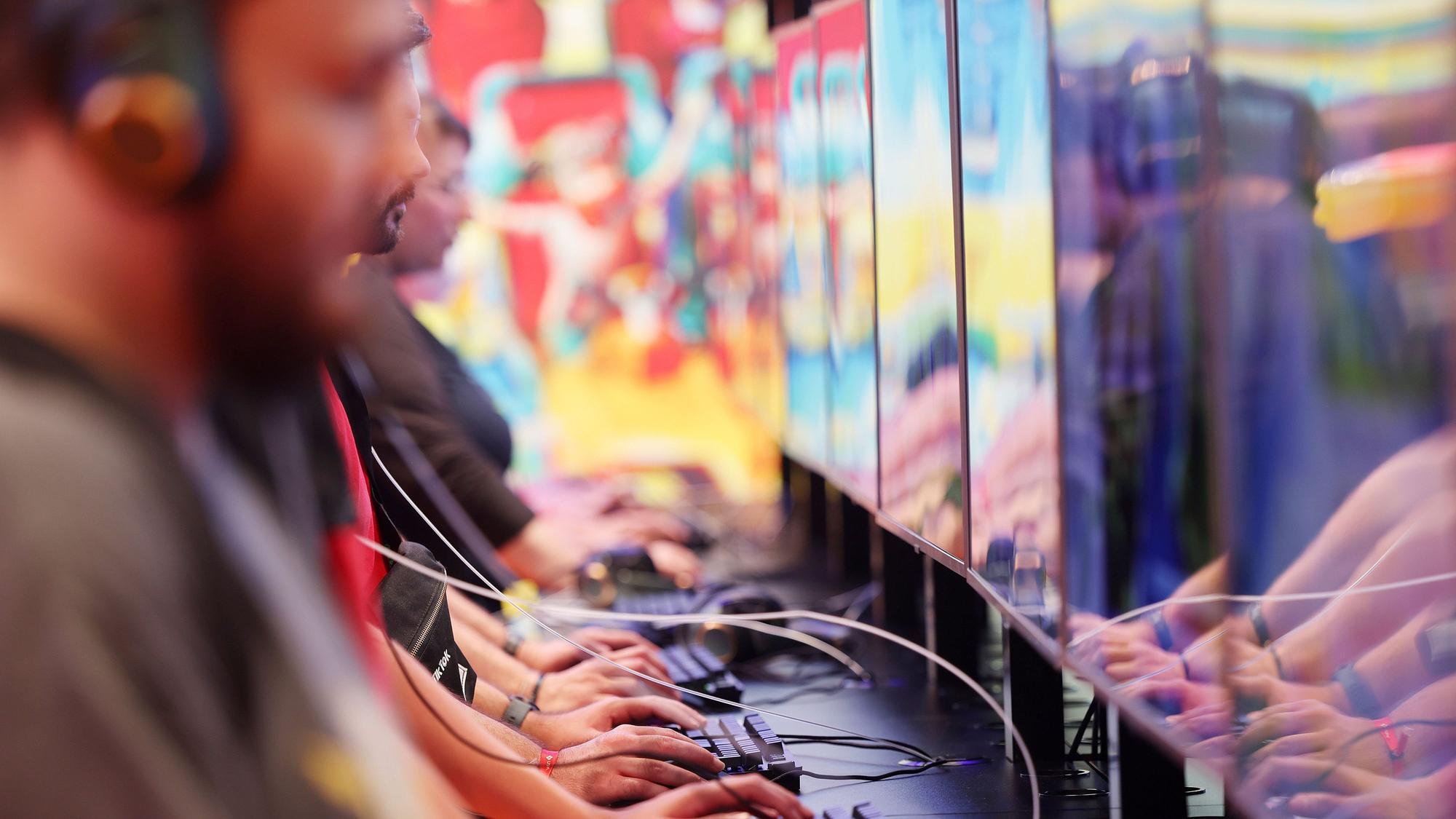 ARCHIV - 25.08.2022, Nordrhein-Westfalen, Köln: Messebesucher testen Computerspiele auf der der Gamescom. Das Games-Geschäft in Deutschland ist nach dem Wachstumsschub in der Corona-Pandemie im vergangenen Jahr stabil geblieben. (Zu dpa «Deutscher Spiele-Markt 2022 stabil nach Corona-Schub») Foto: Oliver Berg/dpa +++ dpa-Bildfunk +++