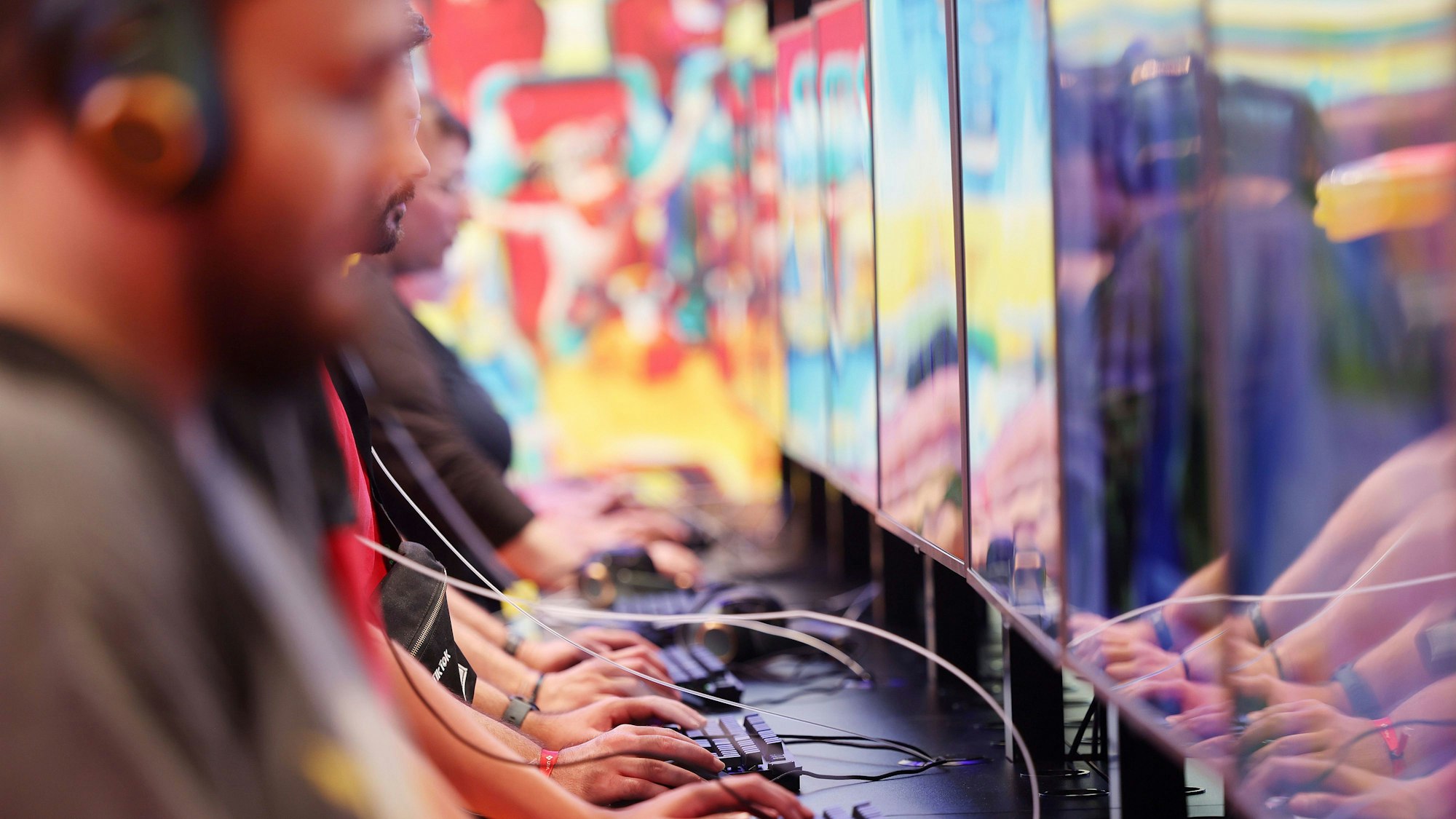 ARCHIV - 25.08.2022, Nordrhein-Westfalen, Köln: Messebesucher testen Computerspiele auf der der Gamescom. Das Games-Geschäft in Deutschland ist nach dem Wachstumsschub in der Corona-Pandemie im vergangenen Jahr stabil geblieben. (Zu dpa «Deutscher Spiele-Markt 2022 stabil nach Corona-Schub») Foto: Oliver Berg/dpa +++ dpa-Bildfunk +++