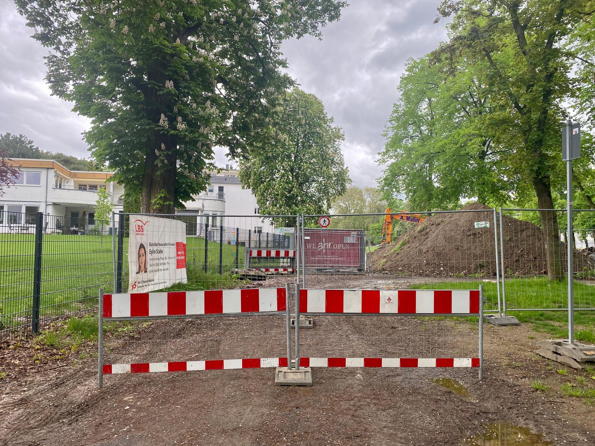 Auf einem Banner auf einer Baustelle in Bad Neuenahr prangt der Spruch: "We Ahr open".