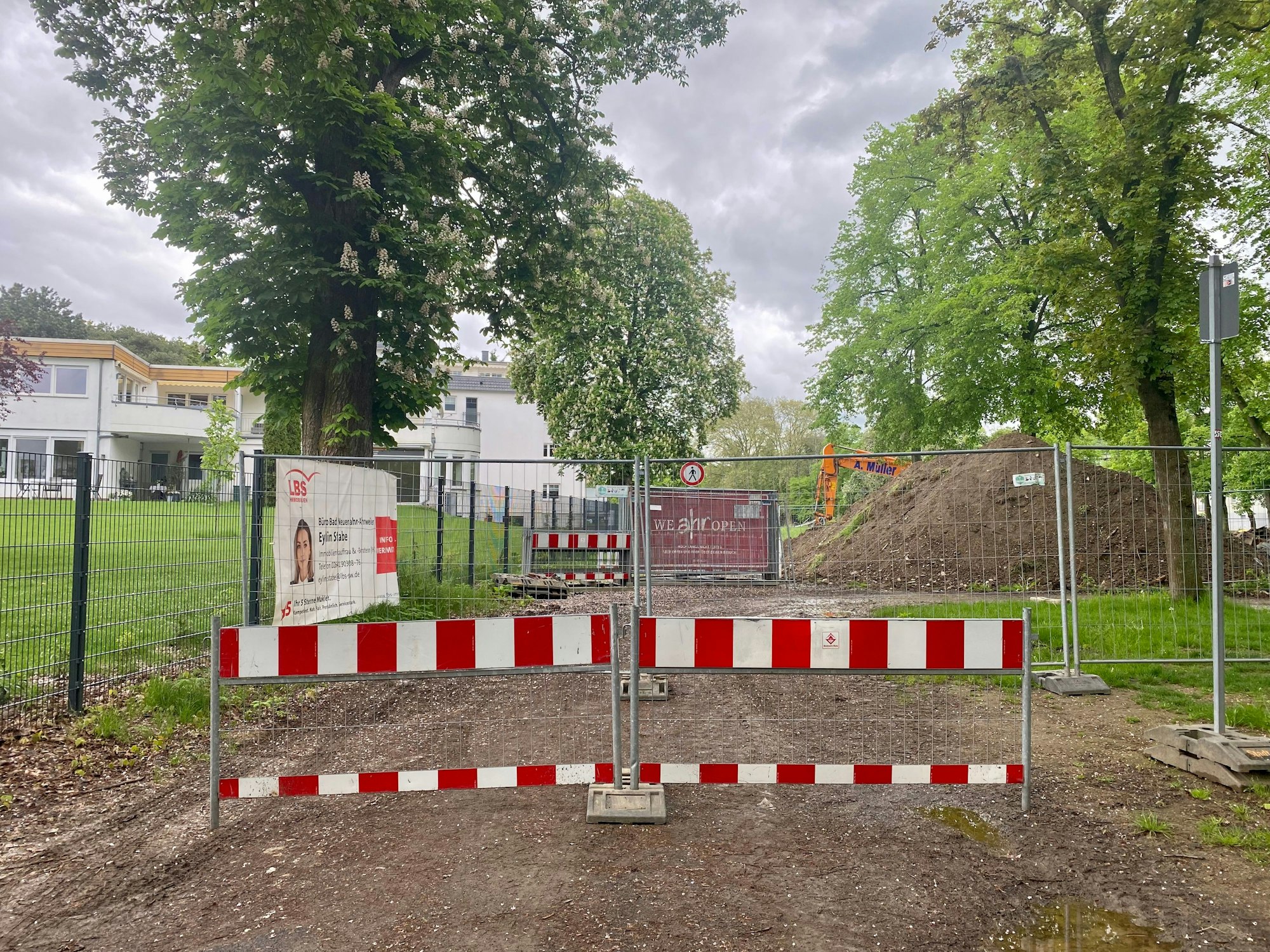 Auf einem Banner auf einer Baustelle in Bad Neuenahr prangt der Spruch: "We Ahr open".