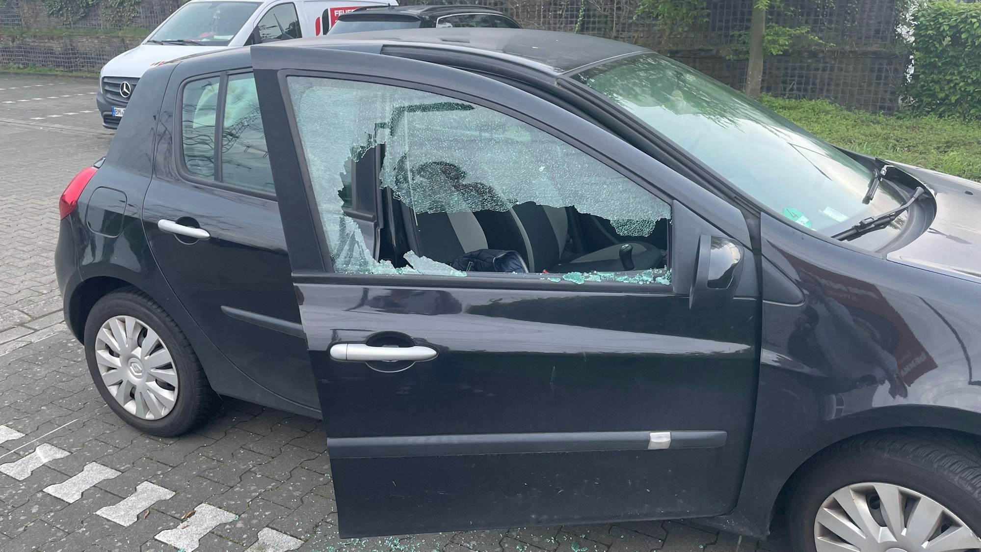 An den Autos wurden die Seitenfenster eingeschlagen.