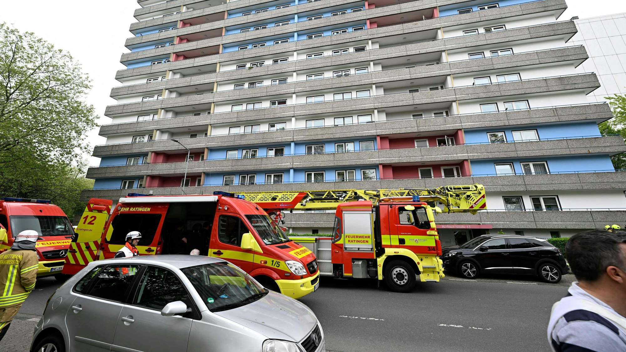 Feuerwehrfahrzeuge vor dem Ratinger Hochhaus, in dem es am 11. Mai zu einer Explosion gekommen ist, die ein 57-Jähriger herbeigeführt haben soll.
