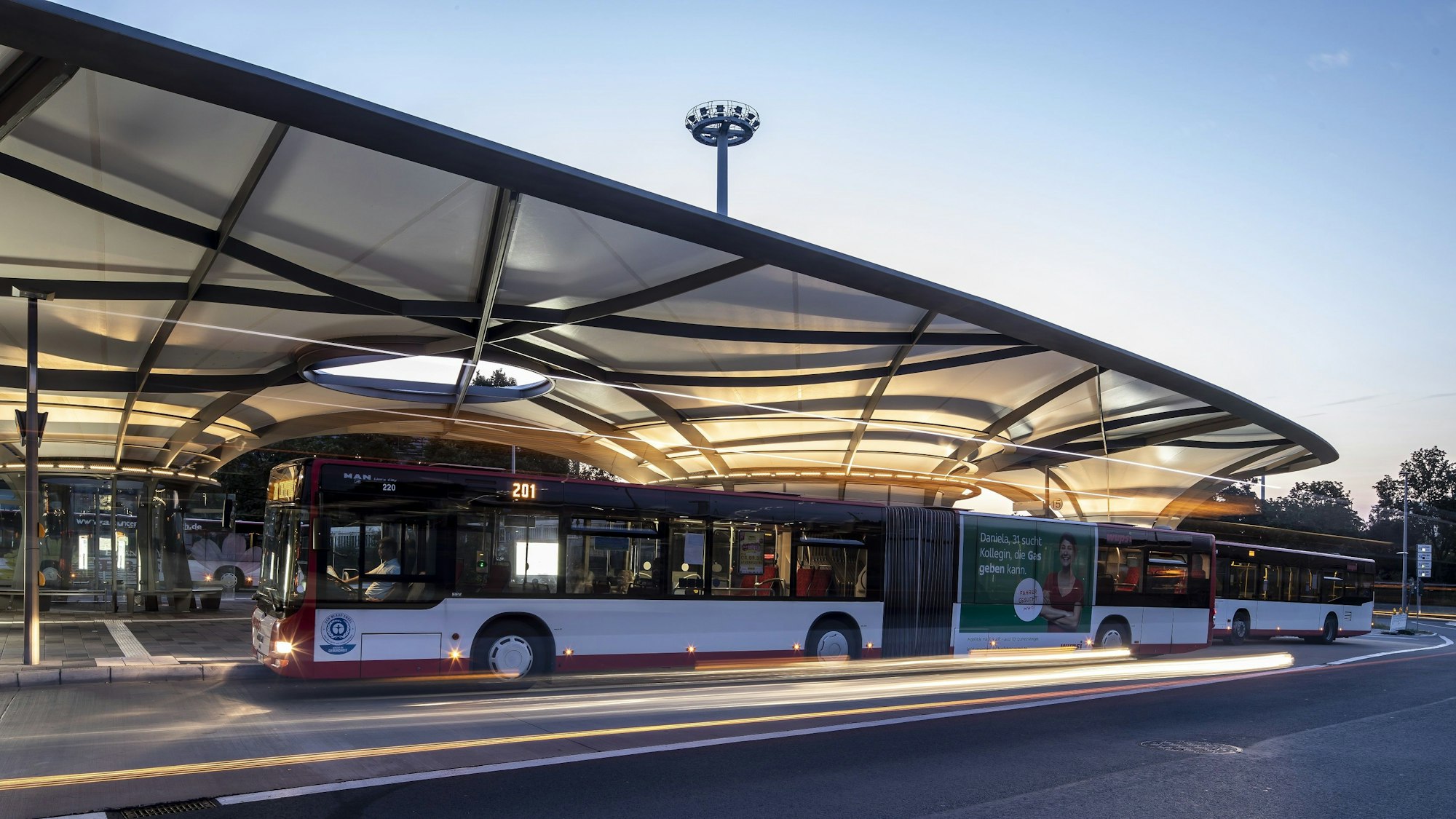 Bus halten am Leverkusener Busbahnhof.