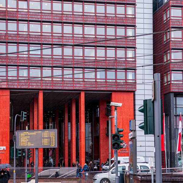 Das Stadthaus in Köln-Deutz von der Vorderseite aus betrachtet.