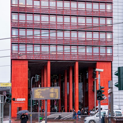 Das Stadthaus in Köln-Deutz von der Vorderseite aus betrachtet.