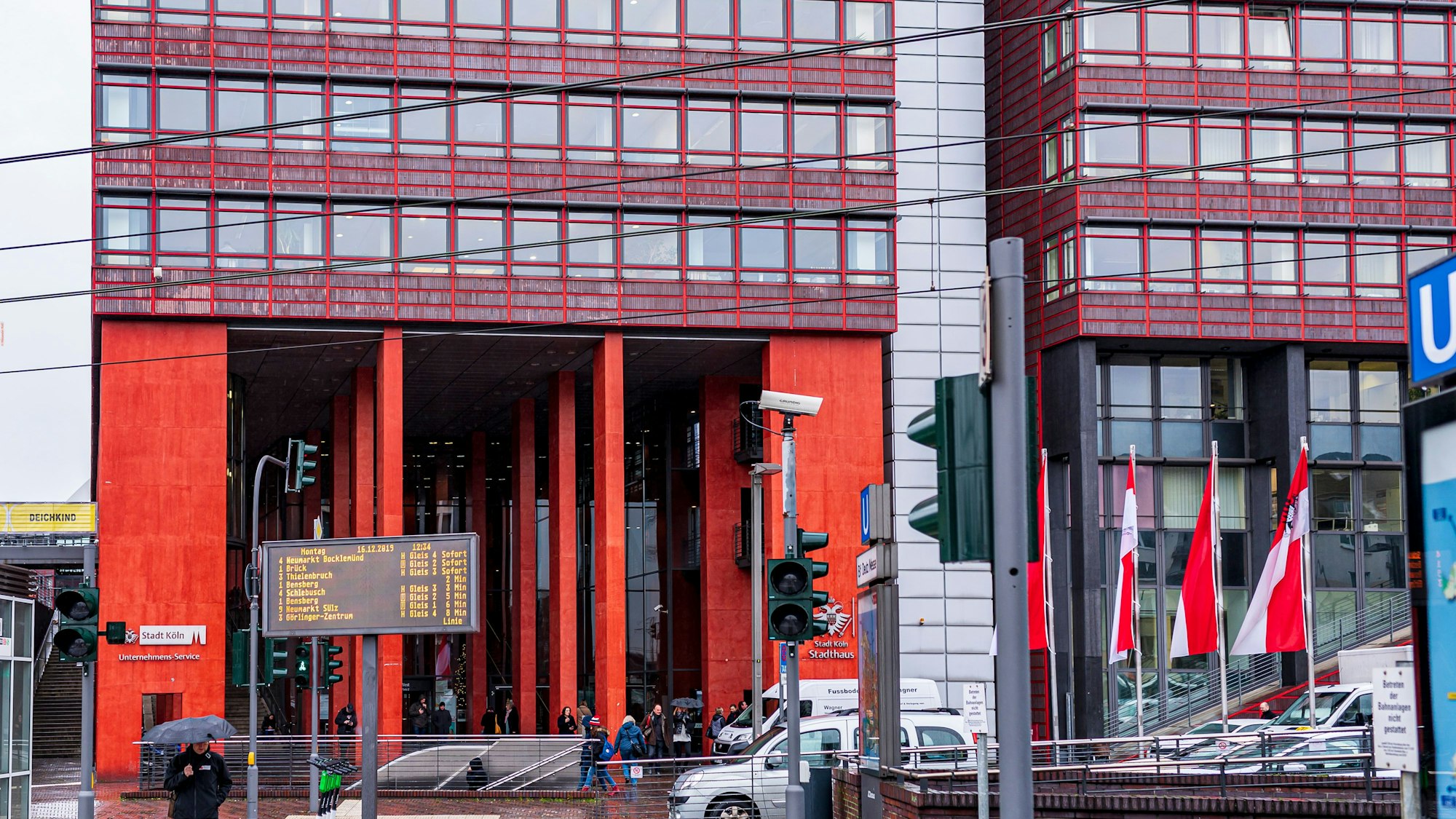 Das Stadthaus in Köln-Deutz von der Vorderseite aus betrachtet.