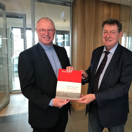 Alexander Wüerst, Vorstandsvorsitzender der KSK, und Autor Helmut Gabel