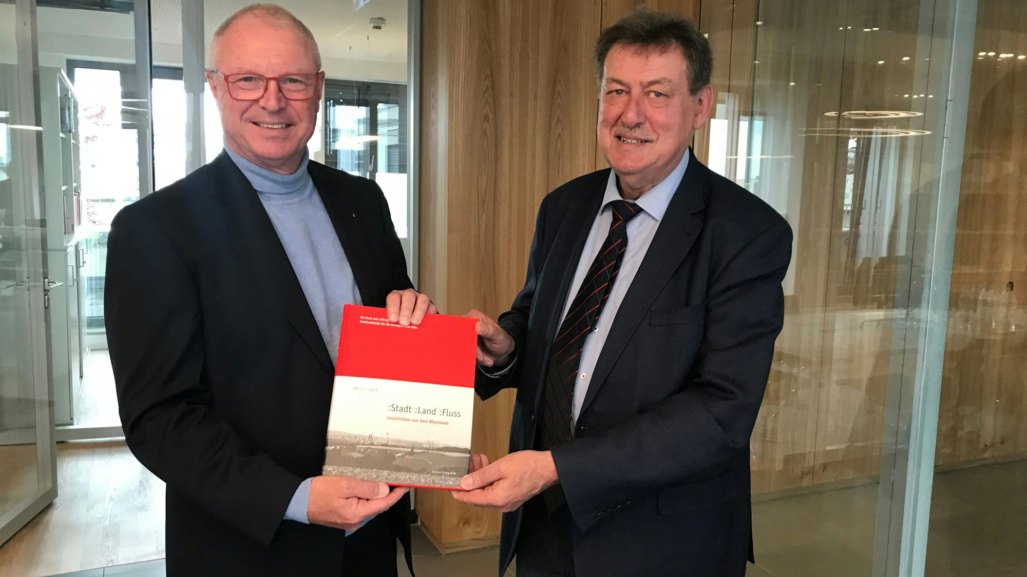 Alexander Wüerst, Vorstandsvorsitzender der KSK, und Autor Helmut Gabel