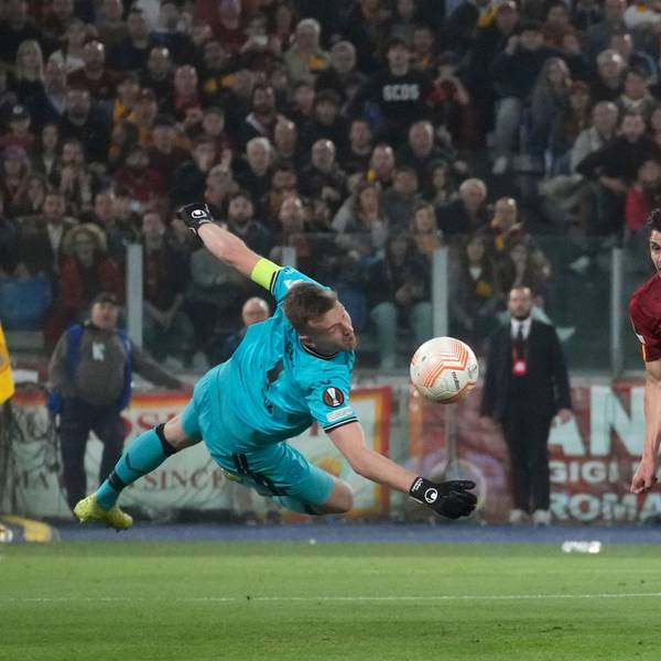 Lukas Hradecky hält gegen Roger Ibanez.