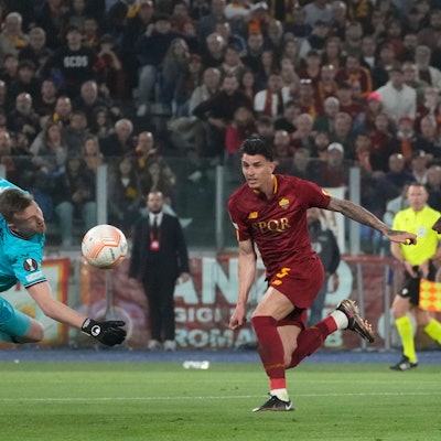 Lukas Hradecky hält gegen Roger Ibanez.