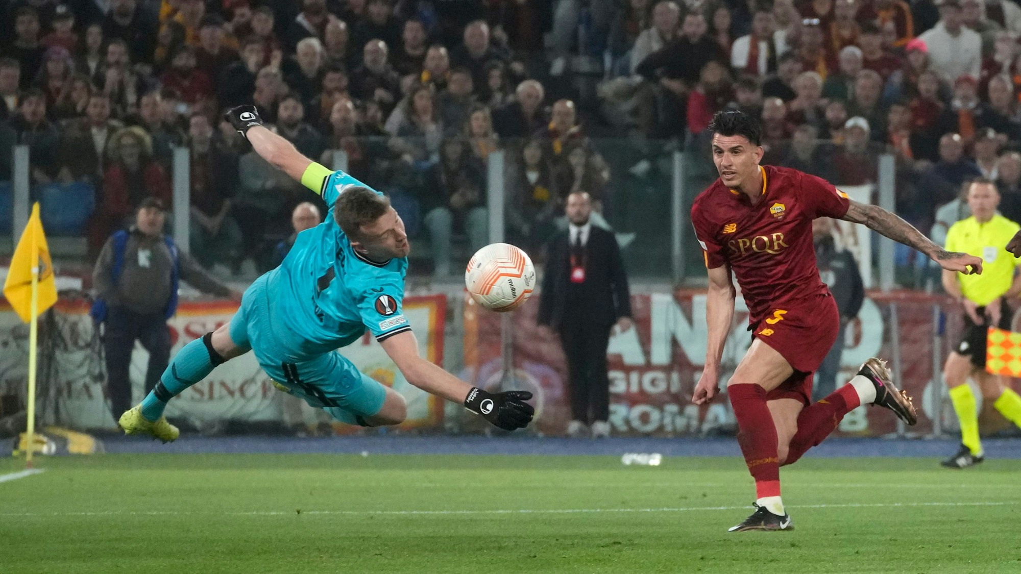 Lukas Hradecky hält gegen Roger Ibanez.