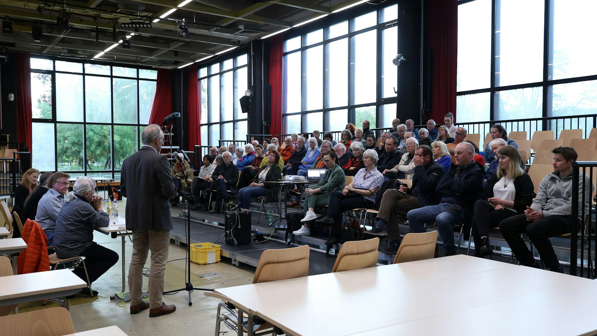 Die Geschäftsführung des Krankenhauses Holweide informiert über ihre Pläne.