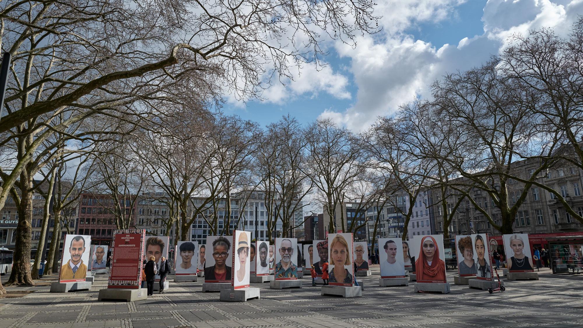 Der Neumarkt mit einer Fotoausstellung von Oliviero Toscani