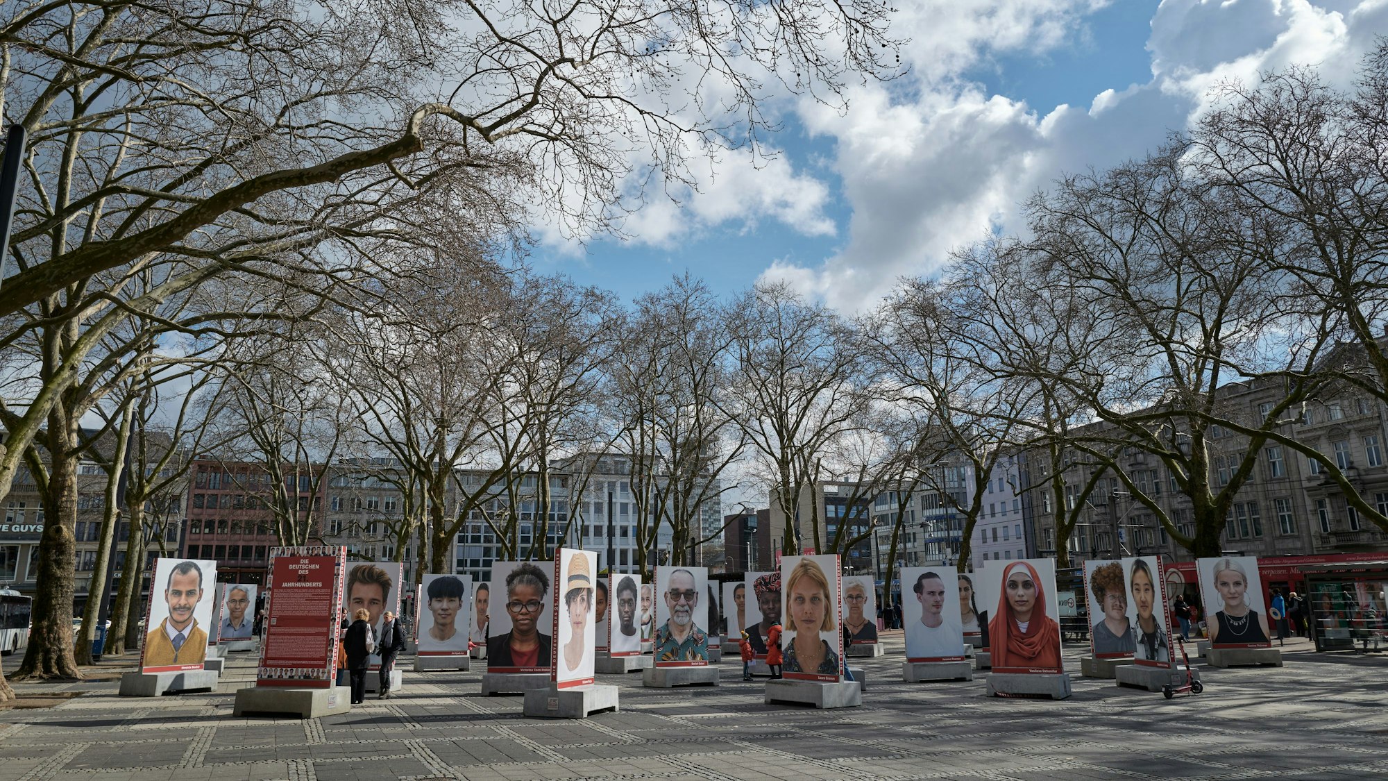 Der Neumarkt mit einer Fotoausstellung von Oliviero Toscani