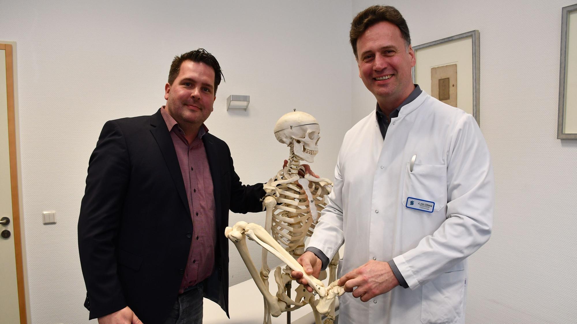 Jörg Olberg, Spezialist für Fuß- und Sprunggelenkchirurgie, operiert am Sana-Krankenhaus in Hürth. Im Bild ist er mit Geschäftsführer Sebastian Haeger zu sehen.
