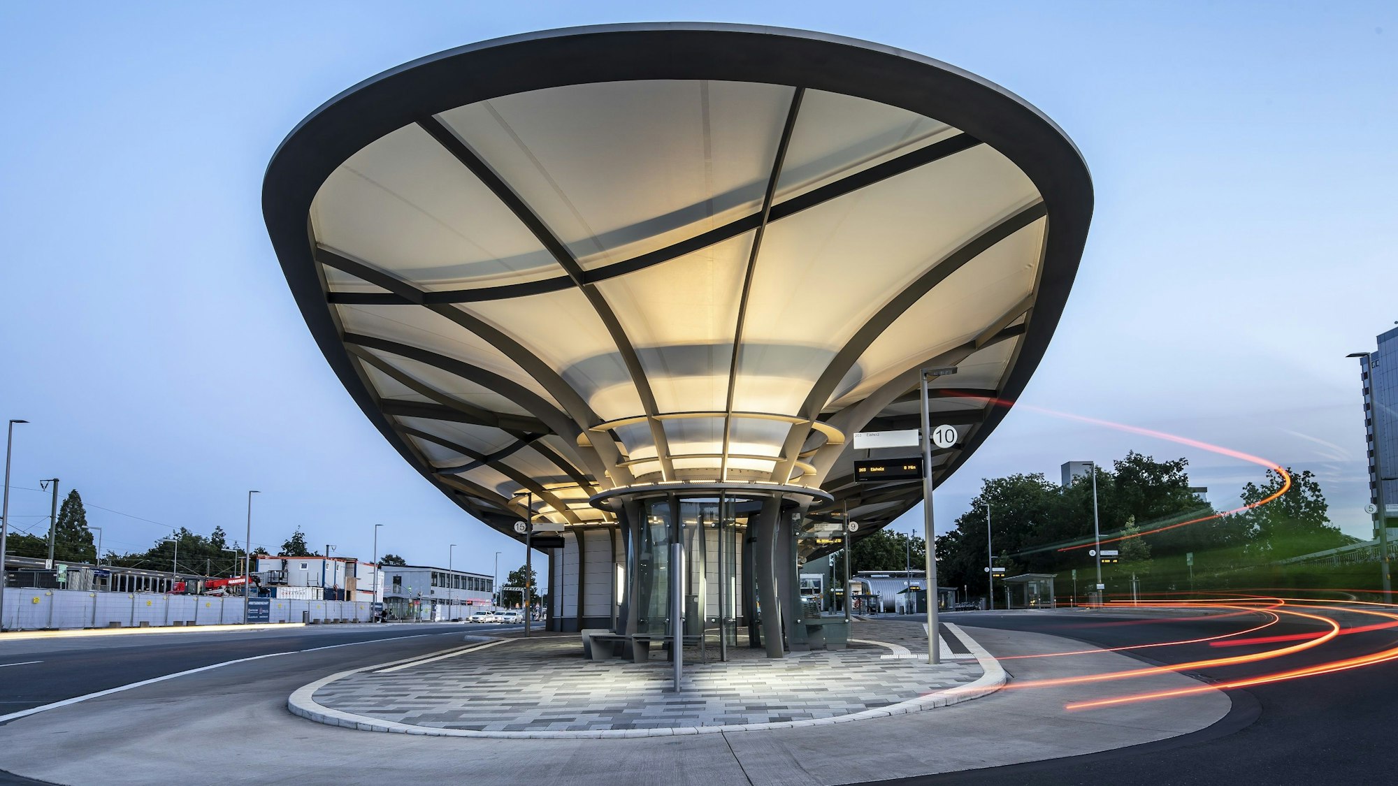 Der Leverkusener Busbahnhof im Dunkeln.