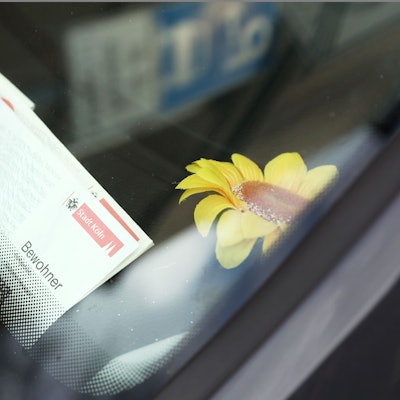 Kostet statt 30 Euro bald zwischen 330 und 390 Euro pro Jahr: Der Anwohnerparkausweis in Köln.