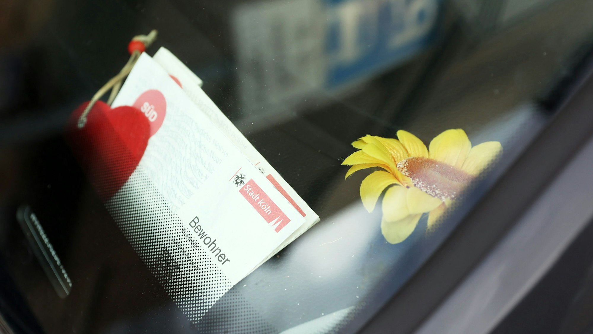 Kostet statt 30 Euro bald zwischen 330 und 390 Euro pro Jahr: Der Anwohnerparkausweis in Köln.