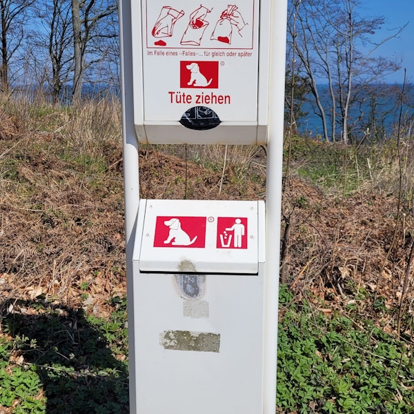 Das Foto zeigt einen Hundekotbeutelspender in Binz