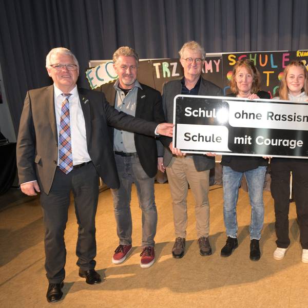 Die Gesamtschule Kürten ist „Schule ohne Rassismus“. Die Akteure stellten am Donnerstag die Plakette vor.