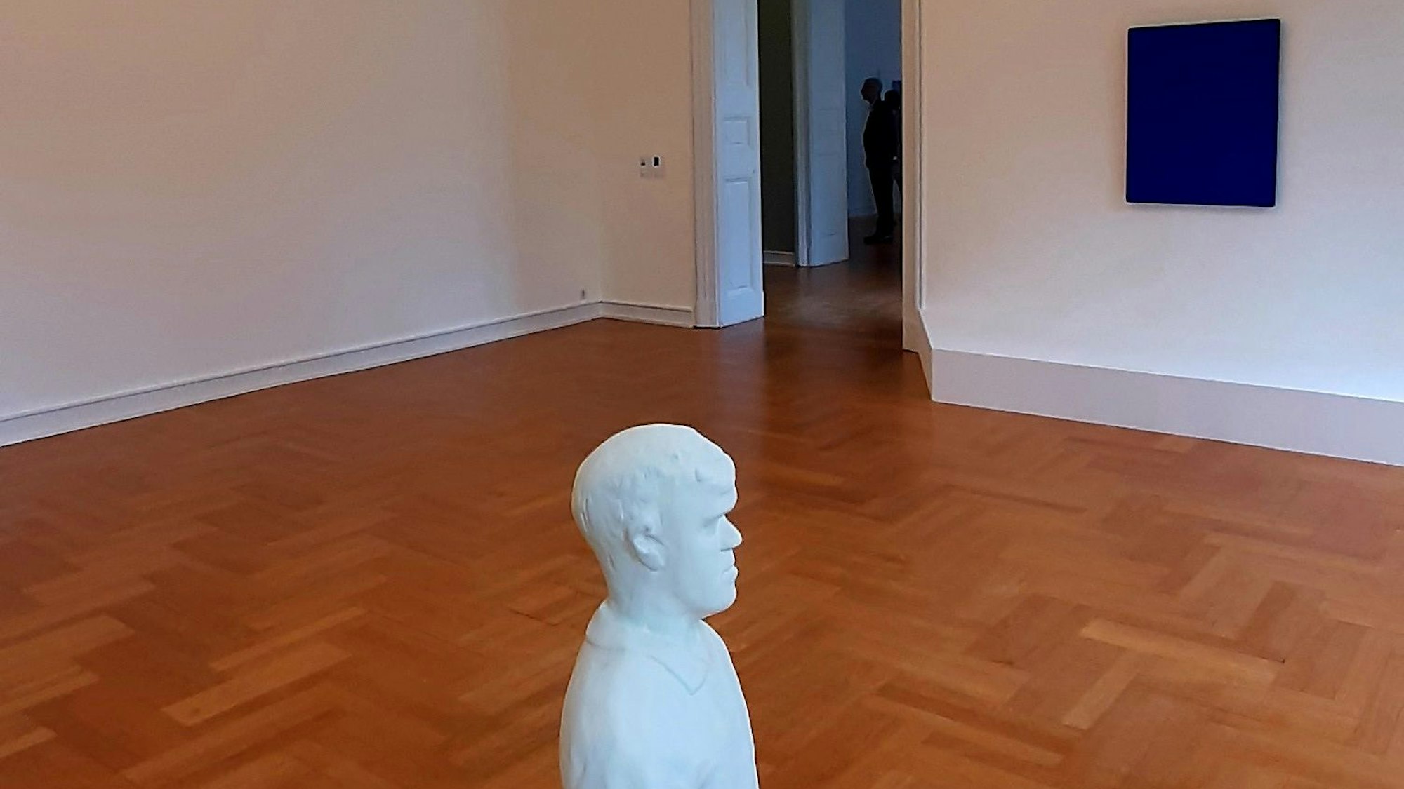 Ausstellung „Yours truly,“, Yves Klein „Monochrome bleu“, Juan Munoz „Dwarf with a knife“.