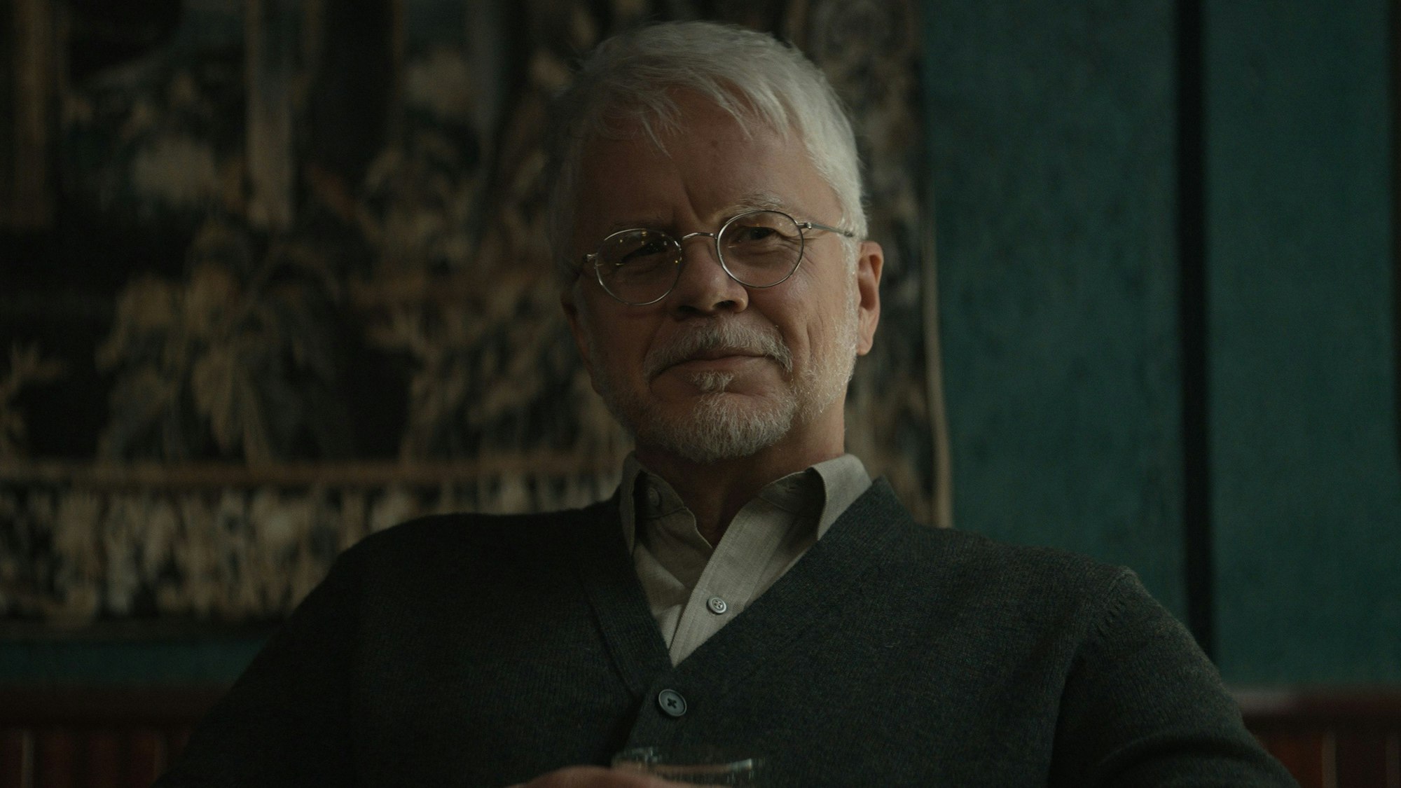 Tim Robins schaut vielsagend in die Kamera.