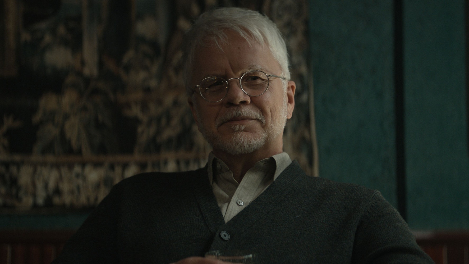 Tim Robins schaut vielsagend in die Kamera.