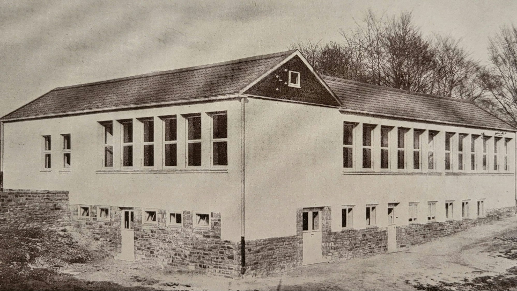 Im Jahr 1948 wurde in Kotthausen der Grundstein für eine damals noch achtklassige Volksschule gelegt, in der bis 1976 Schulbetrieb herrschte.