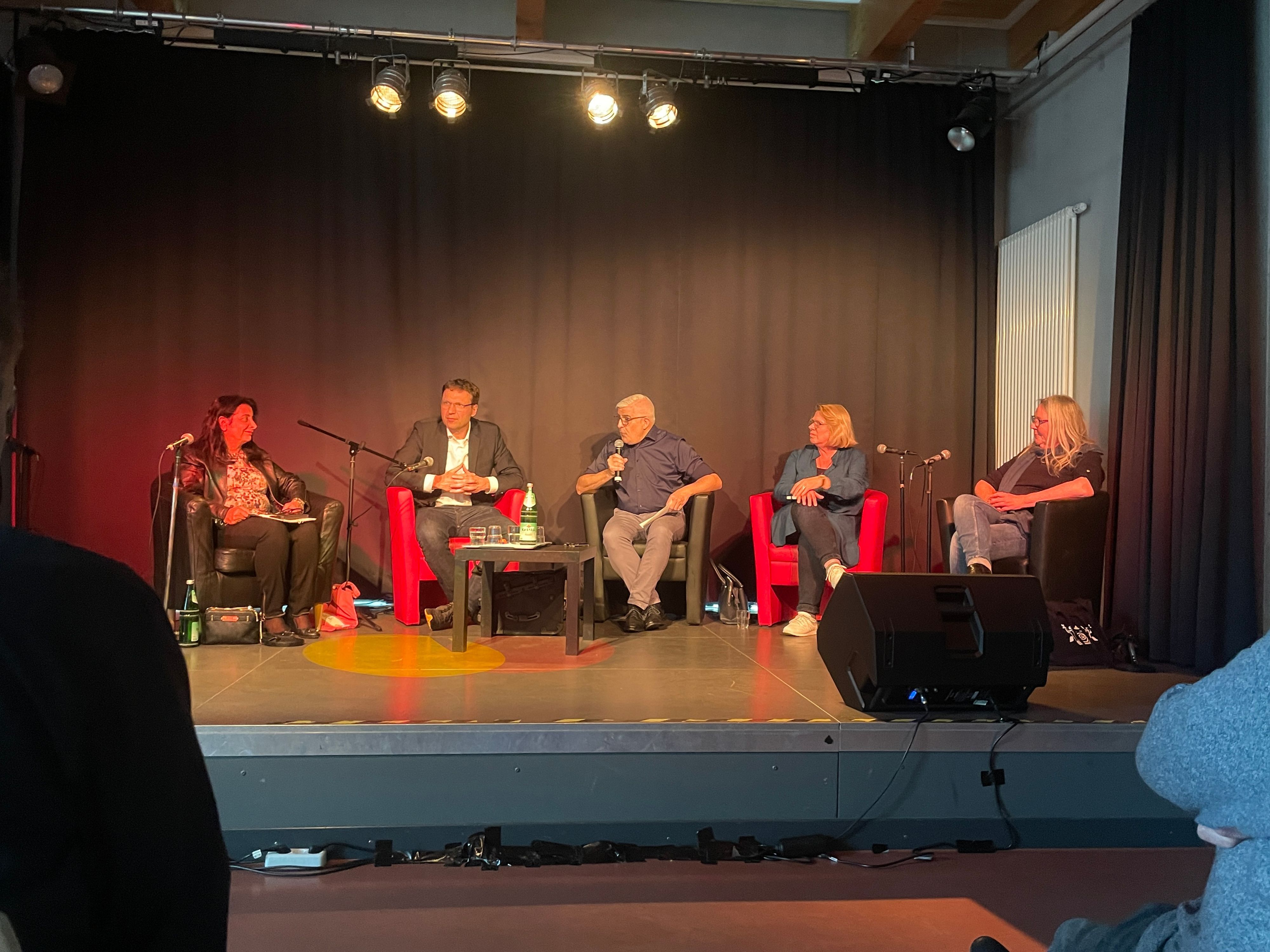Auf dem Podium des Bürgerdialogs Lev über die Flüchtlingssituation (v.l.n.r.): Vorsitzende des Integrationsrates Fatma Kisikyol, Sozialdezernent Alexander Lünenbach, Stadtdechant und Moderator Heinz-Peter Teller, Vorstand der Arbeiterwohlfahrt Petra Jennen und Flüchtlingsrats-Sprecherin Rita Schillings.