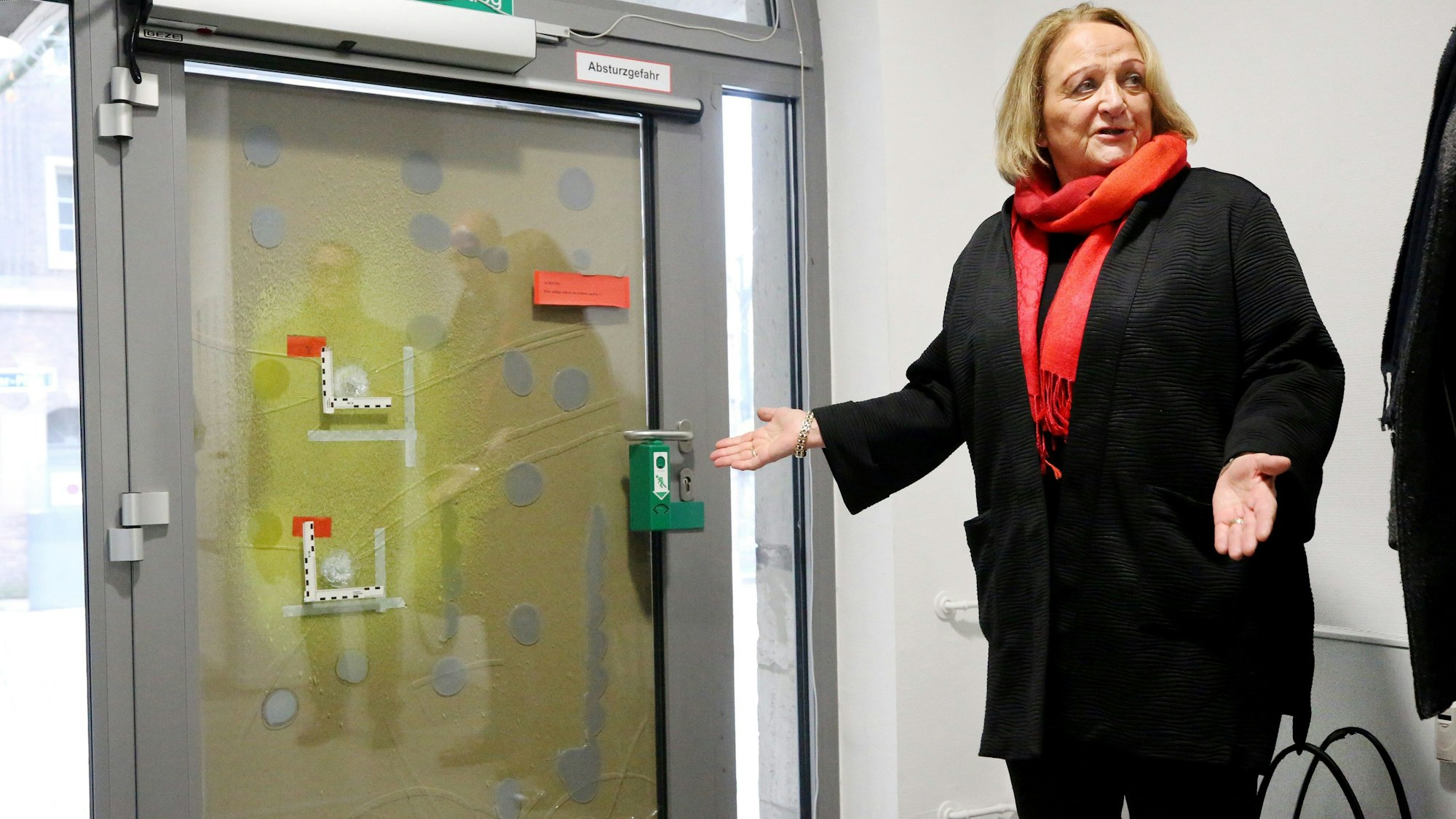 Sabine Leutheusser-Schnarrenberger (FDP), Antisemitismusbeauftragte von Nordrhein-Westfalen, steht in Essen am ehemaligen Rabbinerhaus an der Alten Synagoge vor einer Glastür mit Einschusslöchern.