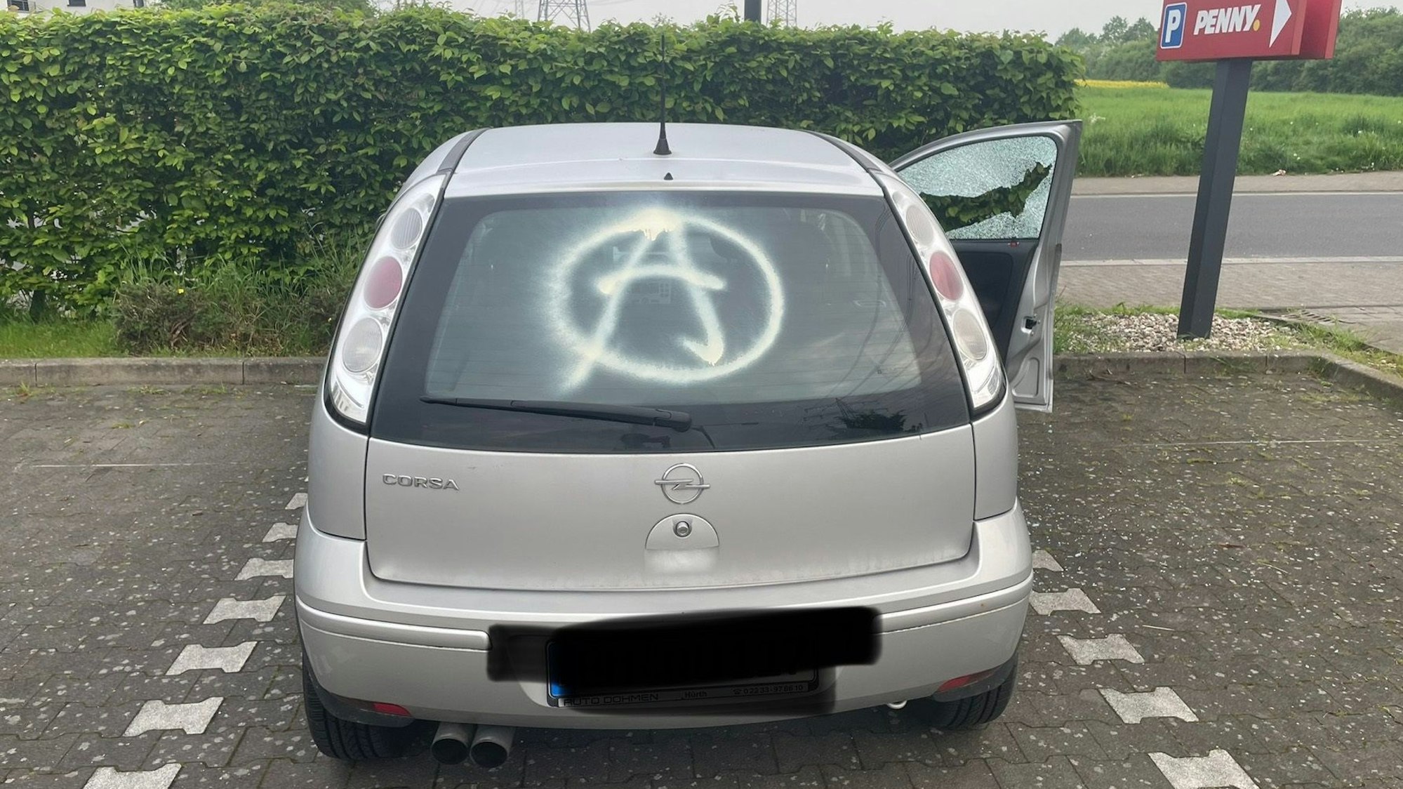 Demoliertes Auto auf Penny-Parkplatz in Hürth