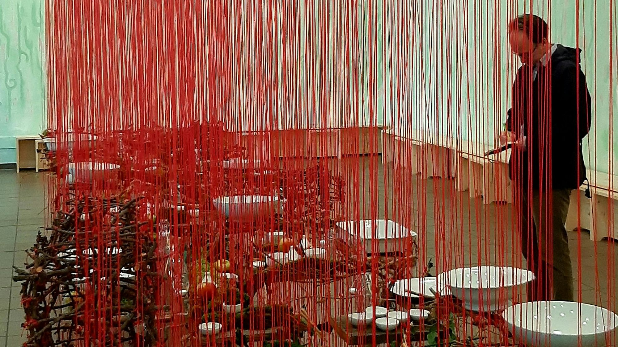 Ausstellung „Yours truly,“, Gabriela Obefkofler und Antje Schiffers: „Remisenbar“. Leverkusen, Museum Morsbroich.