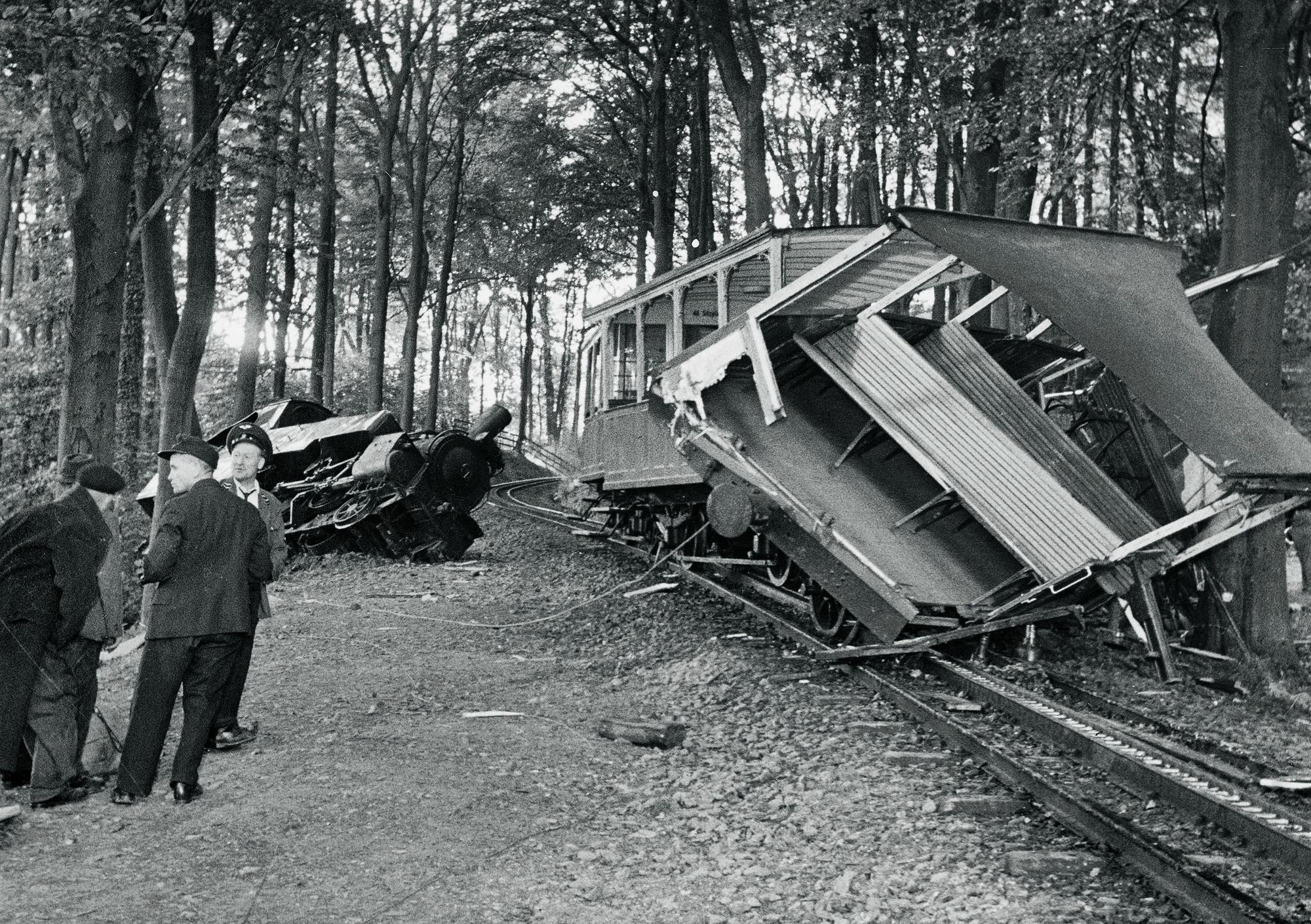 Unfall Drachenfelsbahn. Vom Greven-Verlag im Zusammenhang mit der Buchvorstellung „Bilder- und Lesebuch Stadt – Land – Fluss“ zur Verfügung gestellt. Verwendung nur im Zusammenhang mit der Buchveröffentlichung. Foto: Greven Archiv/Kölnische Rundschau