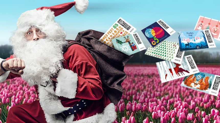 Die acht neuen Briefmarken fallen aus dem Sack des Weihnachtsmanns.