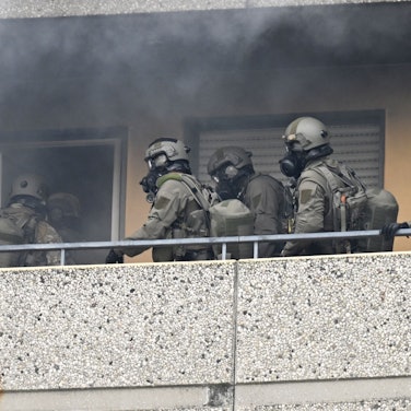 Hochhaus in Ratingen am 11. Mai: Das SEK durchsucht die Wohnung des 57-Jährigen, der die Explosion herbeigeführt haben soll.