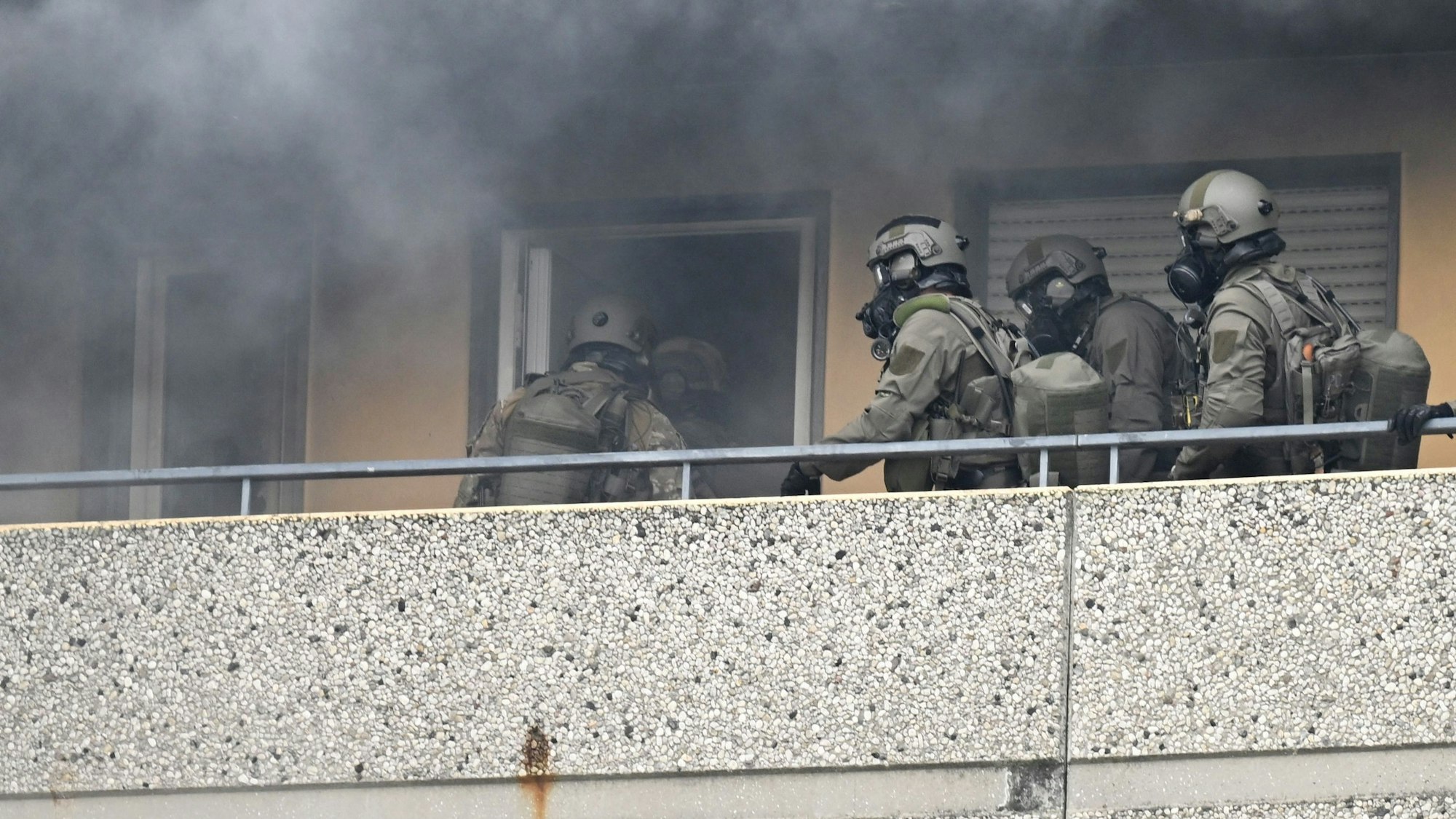 Spezialkräfte stürmen die Wohnung in einem Ratinger Hochhaus, nachdem dort mehrere Polizeibeamte und Feuerwehrleute durch eine Explosion zum Teil lebensgefährlich verletzt wurden.