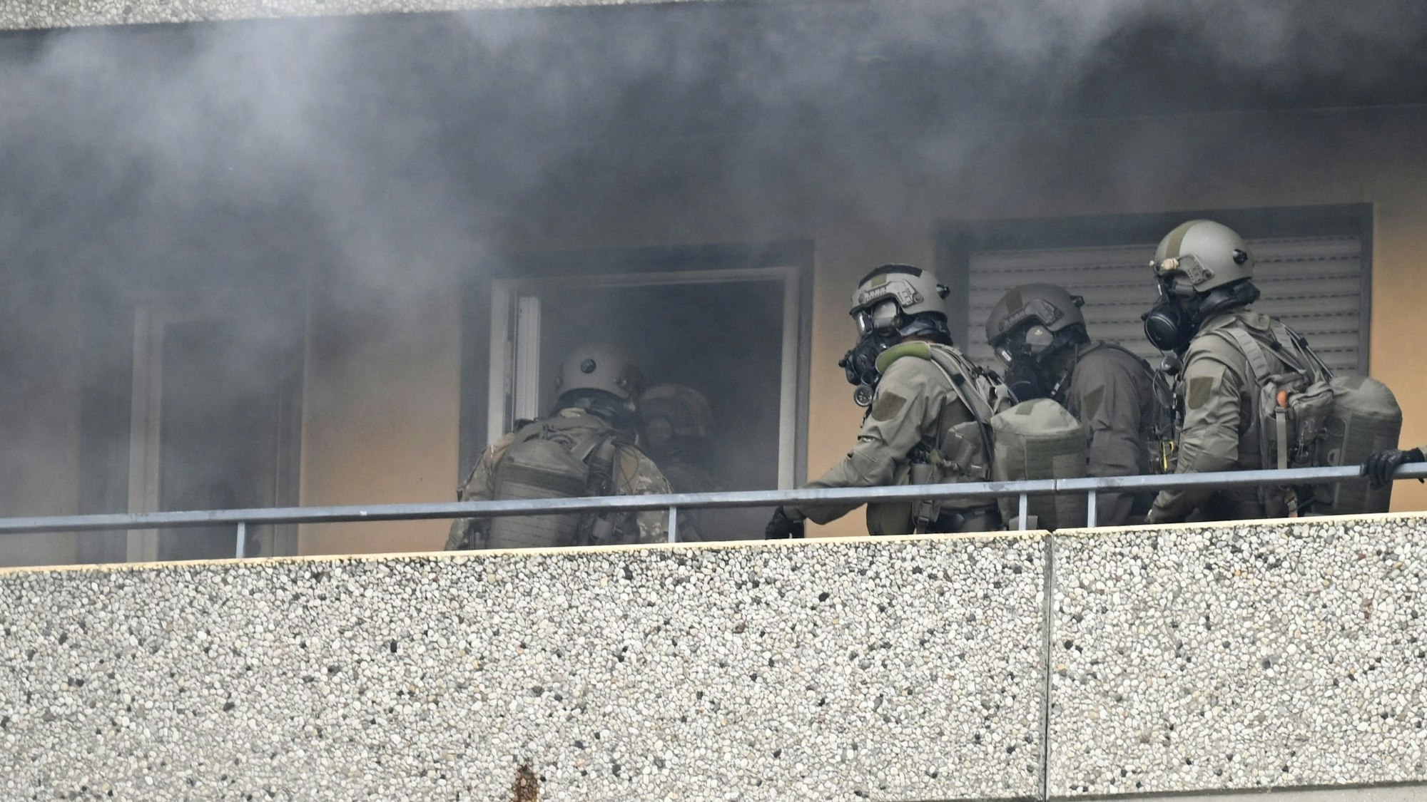 Hochhaus in Ratingen am 11. Mai: Das SEK durchsucht die Wohnung des 57-Jährigen, der die Explosion herbeigeführt haben soll.