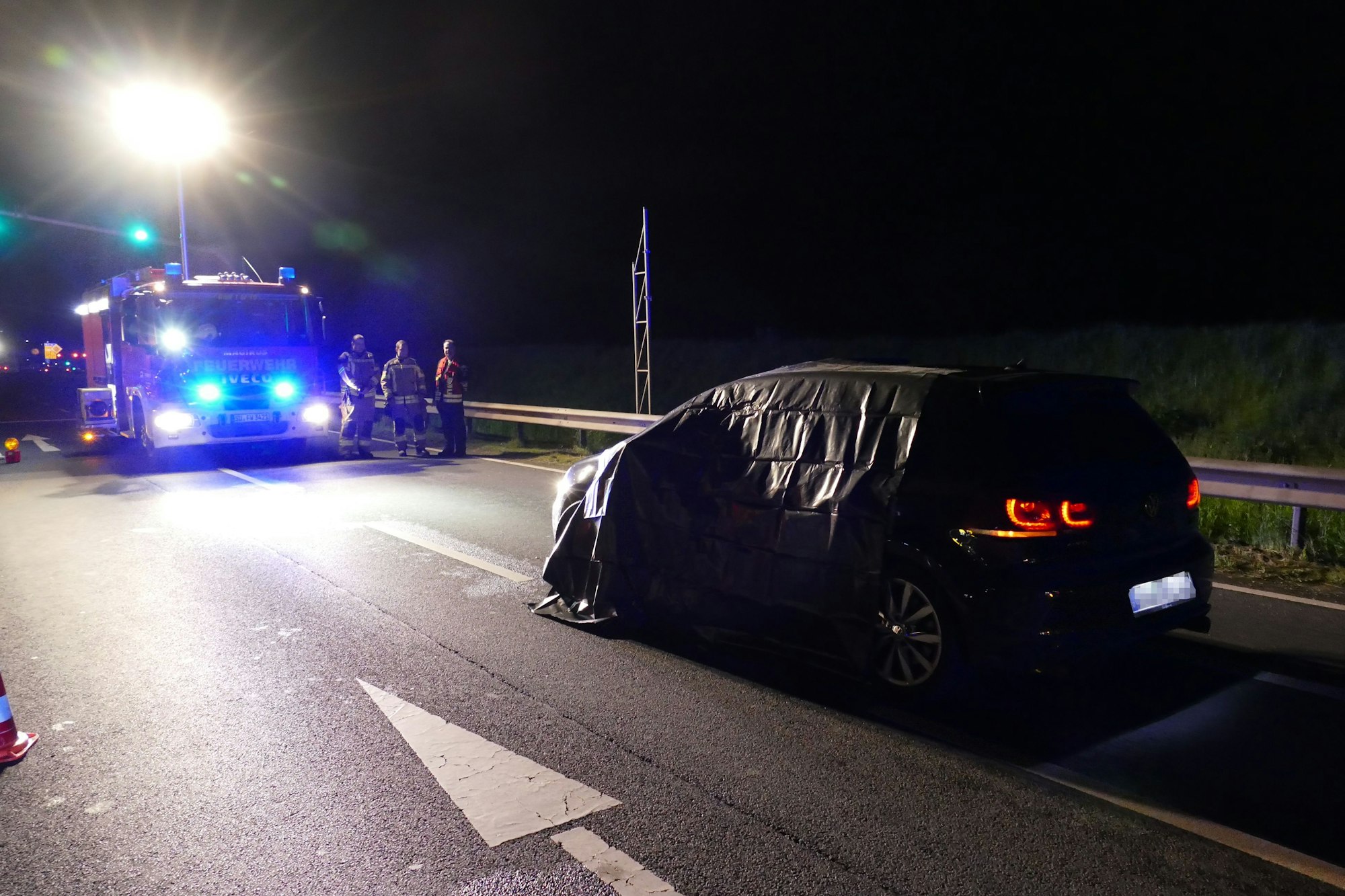 Die Bonner Kriminalpolizei erfasst Spuren nach dem Mordversuch auf einen Autofahrer in Bornheim.