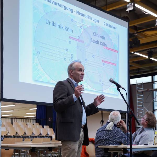 Axel Goßmann, Geschäftsführer der städtischen Kliniken, am Mikrofon.