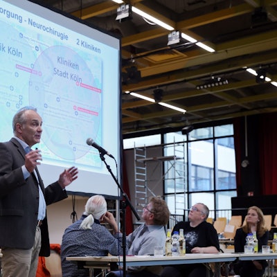 Axel Goßmann, Geschäftsführer der städtischen Kliniken, am Mikrofon.