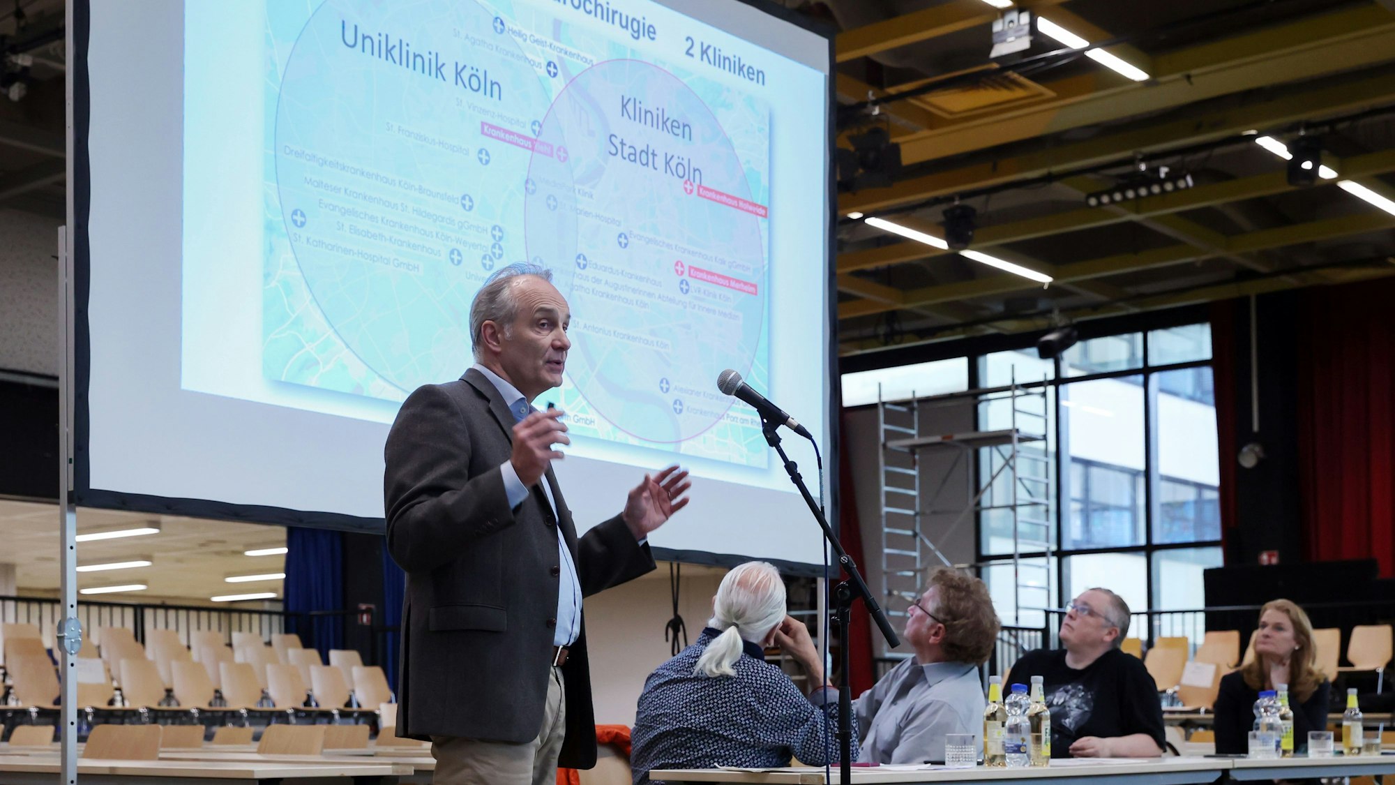 Axel Goßmann, Geschäftsführer der städtischen Kliniken, am Mikrofon.