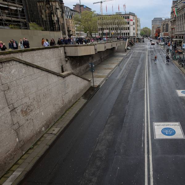 Ein Radfahrer fährt auf der neu angelegten Fahrradstraße in der Trankgasse am Dom in Köln.