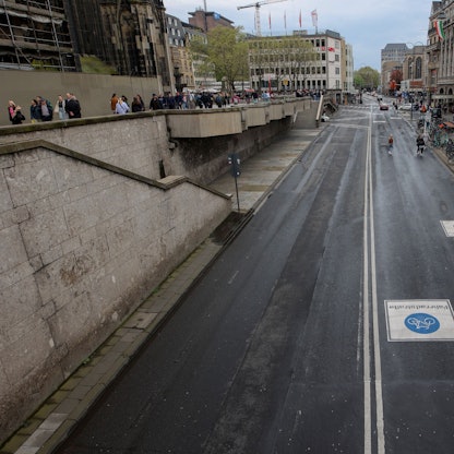 Ein Radfahrer fährt auf der neu angelegten Fahrradstraße in der Trankgasse am Dom in Köln.