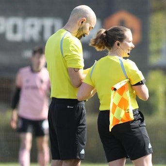 Ehrenamtler wie Schiedsrichter sind für den Amateursport unverzichtbar.
