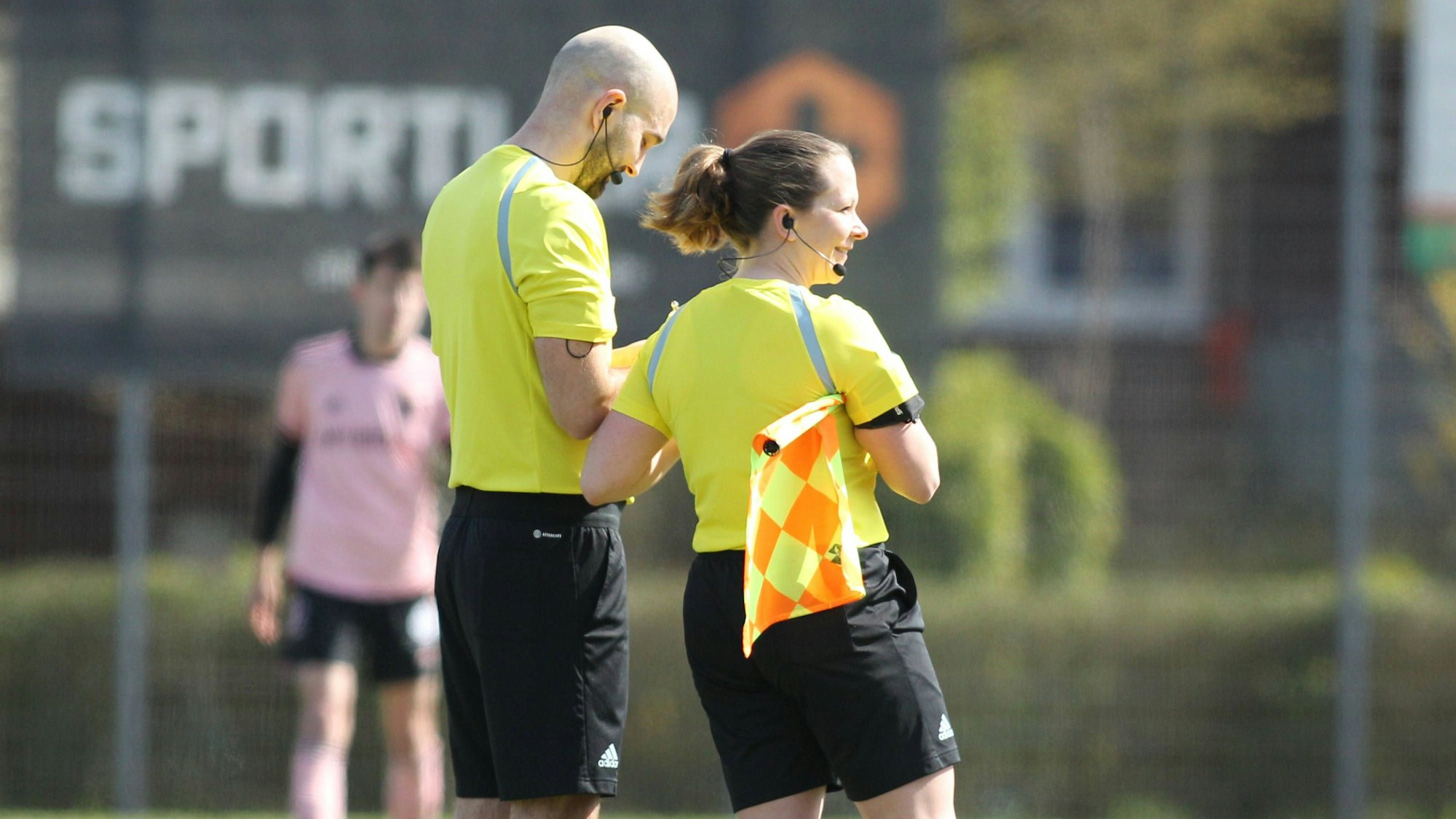 Ehrenamtler wie Schiedsrichter sind für den Amateursport unverzichtbar.