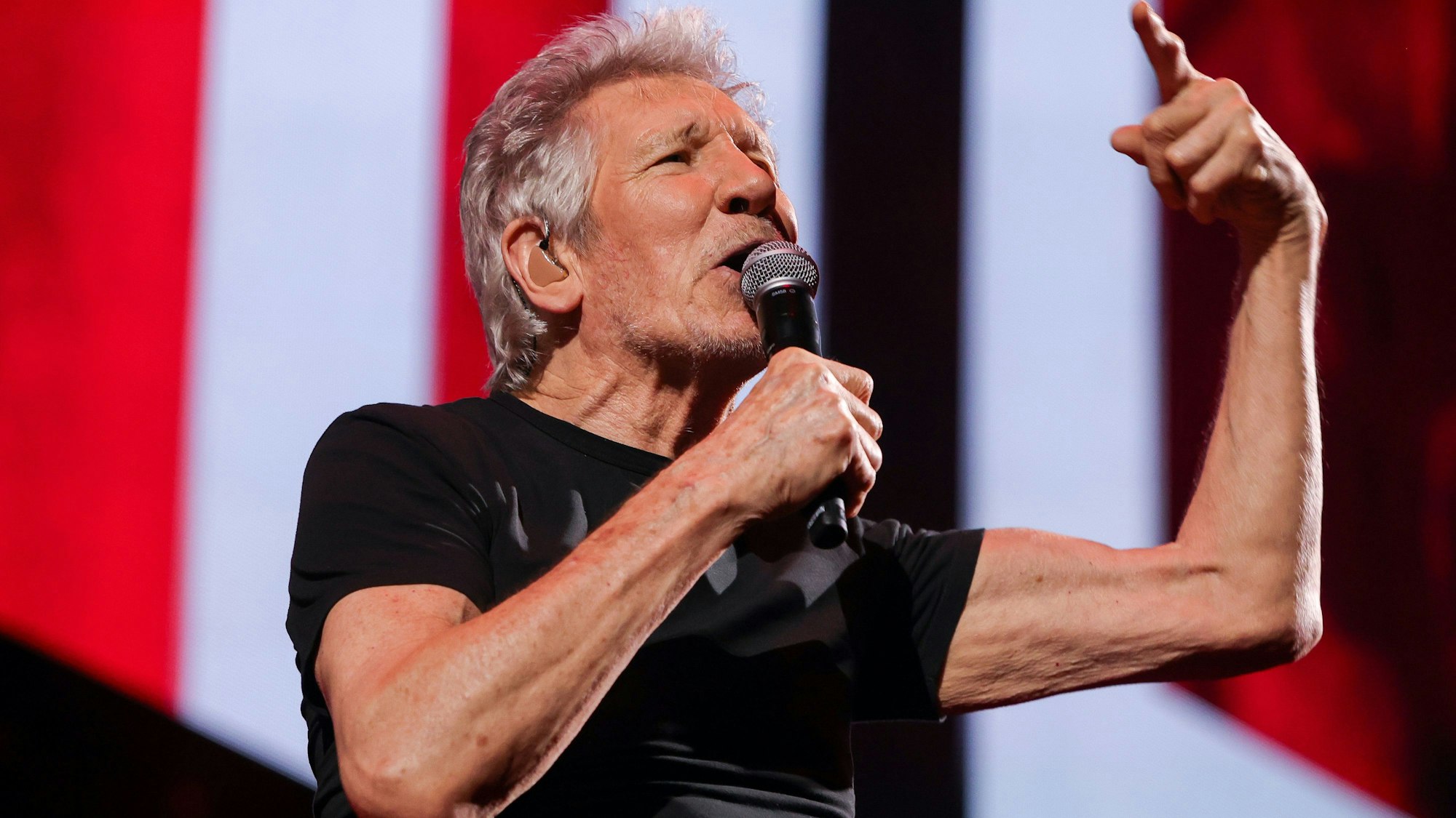 09.05.2023, Köln: Konzert von Roger Waters in der Lanxess Arena.
Foto: Michael Bause. Waters trägt ein schwarzes T-Shirt, hält einen Zeigefinger in die Höhe.
