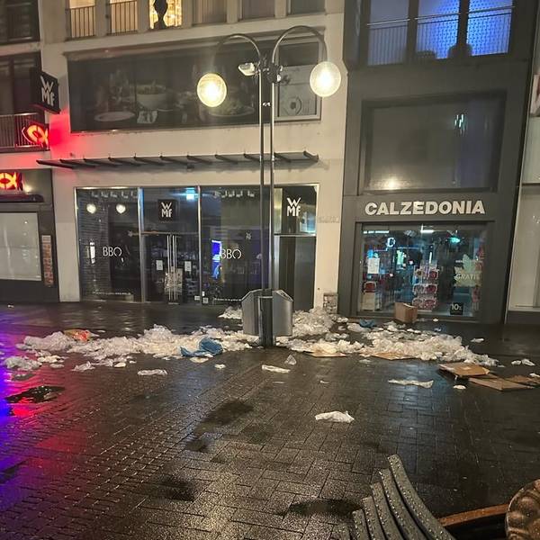 Müll liegt zerstreut auf der Schildergasse.