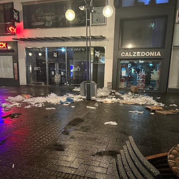 Müll liegt zerstreut auf der Schildergasse.