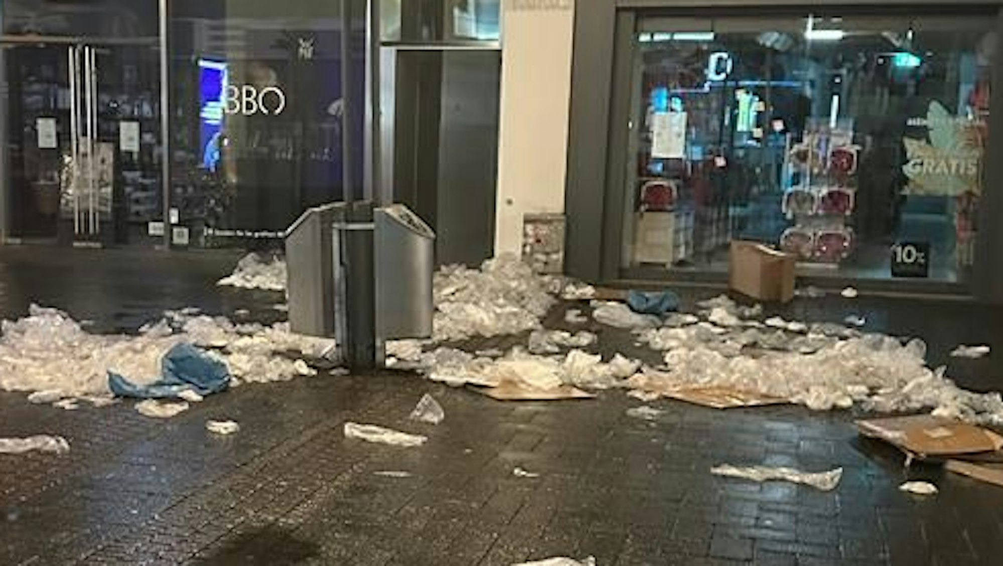 Müll liegt zerstreut auf der Schildergasse.