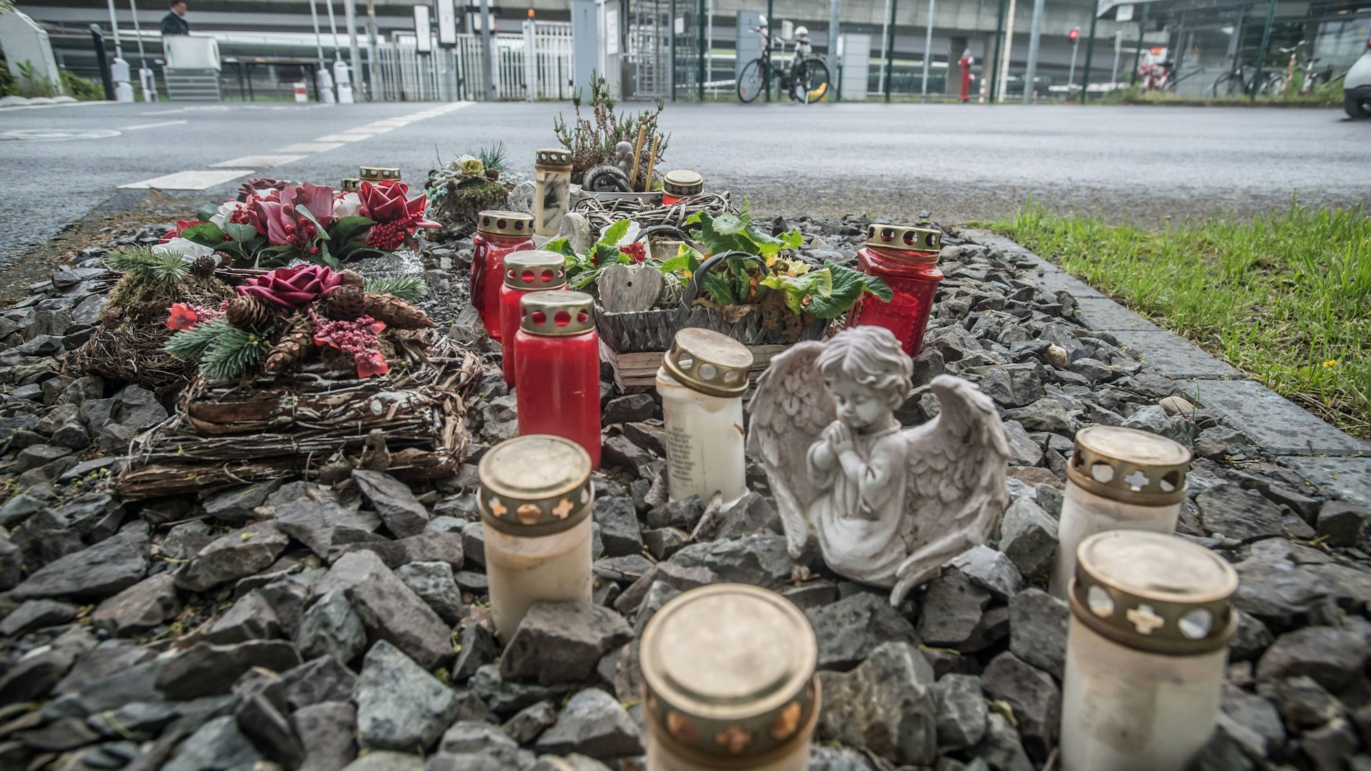 Der inoffizielle Gedenkort zwischen Parkplatz und Pforte in Bürrig